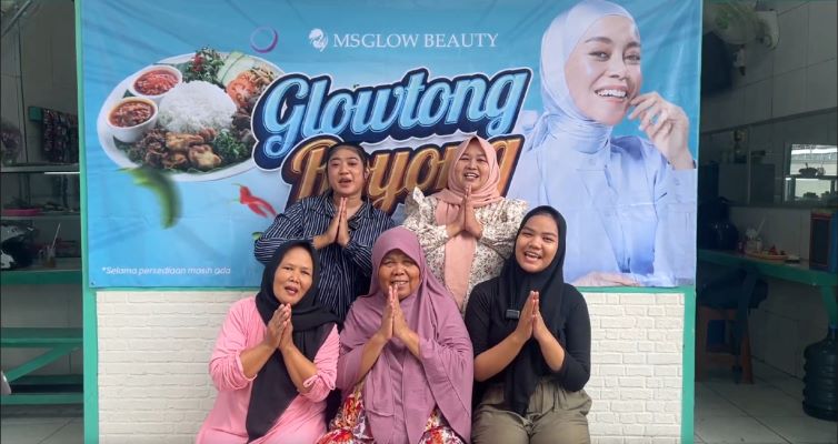 SUKSES: Bu Sairoh dengan keluarganya kini hidup jauh lebih baik lewat usaha Warung Berkah yang diinisiasi Shandy Purnamasari, owner MS Glow.