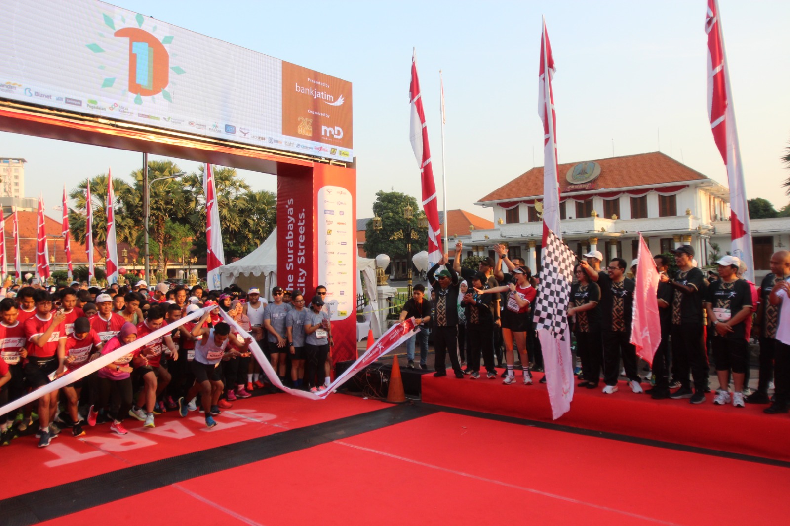 START: Direktur utama Bank Jatim, Busrul Iman bersama jajaran direksi memberangkatkan peserta Jconnect Run 2024 di Depan Grahadi Surabaya, Minggu (15/9).