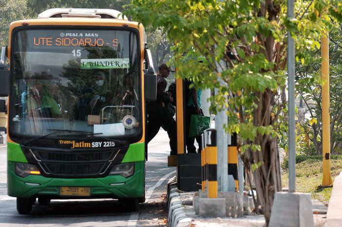 FAVORIT: Bus Trans Jatim Koridor I rute Sidoarjo &ndash; Gresik banyak digunakan warga setempat untuk transportasi.
