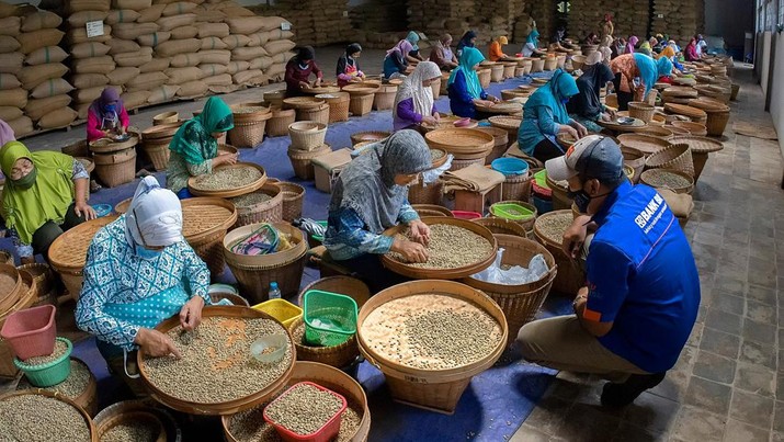 PEMBIAYAAN: Jutaan pelaku usaha mikro dan ultra mikro telah merasakan manfaat dari program-program pemberdayaan Holding UMi BRI Group.