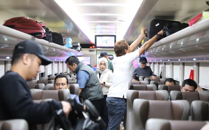 WAKTUNYA PULANG: Sejumlah penumpang kereta api merampungkan libur panjang mereka, dan bersiap kembali ke rumah.