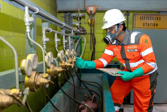 SERIUS: Karyawan SIG melakukan pengecekan flow meter sebelum dilakukan pemusnahan Bahan Perusak Ozon (BPO) di Pabrik Narogong, Jawa Barat.