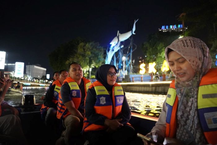 NIKMATI MALAM: Wali Kota Surabaya Eri Cahyadi saat meninjau wisata perahu Kalimas di Surabaya.