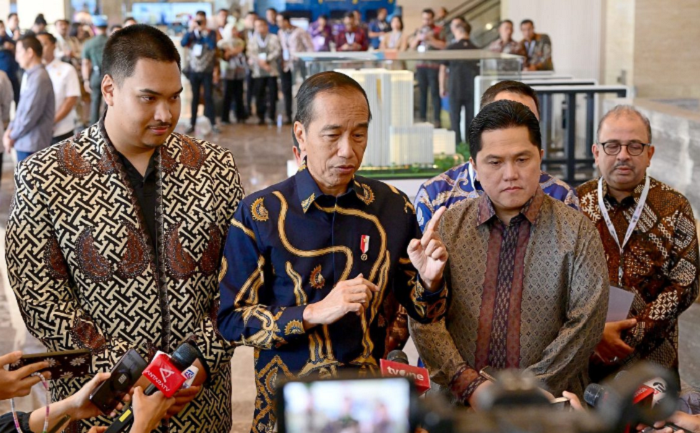 DOORSTOP: Presiden Joko Widodo saat menjawab pertanyaan awak media usai meresmikan Kantor F&eacute;d&eacute;ration Internationale de Basketball (FIBA) Indonesia di Menara Danareksa, Jakarta, Selasa (17/9).