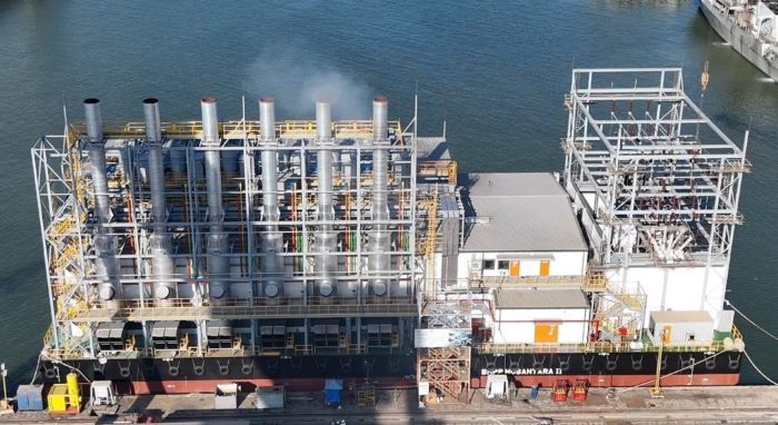 PEMBANGKIT LISTRIK: BMPP Nusantara-2 60MW saat melaksanakan First Engine Smoke Test di PT PAL Indonesia.