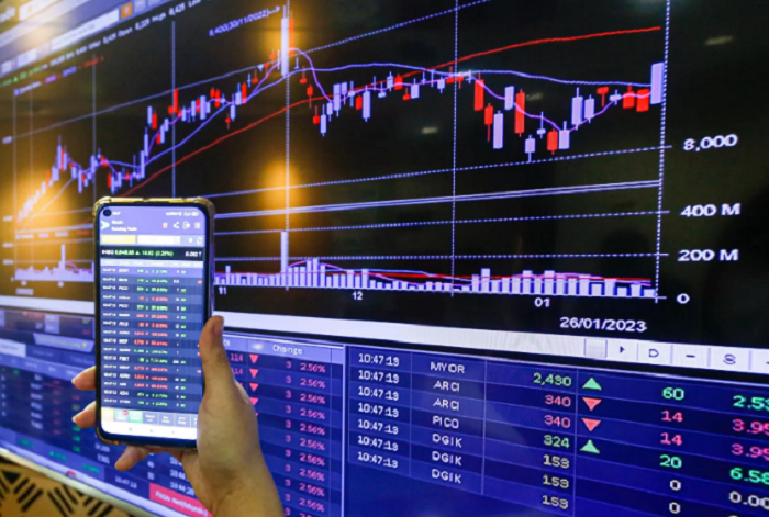 ILUSTRASI: Layar menampilkan pergerakan Indeks Harga Saham Gabungan (IHSG) di Bursa Efek Indonesia (BEI).