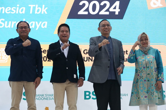 SEMANGAT: Dirut BSI Hery Gunadi (dua dari kiri) dan Rektor Unair Mohammad Nasih di Program CEO Mengajar yang dihelat di GOS Basket Kampus C Universitas Airlangga (Unair), Kamis (19/9).