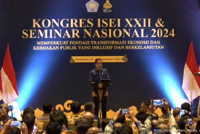 SERIUS: Presiden Jokowi memberikan sambutan sekaligus membuka secara resmi Kongres ISEI ke-XXII dan Seminar Nasional 2024 di Hotel Alila, Kota Surakarta, Jawa Tengah, Kamis (19/9).