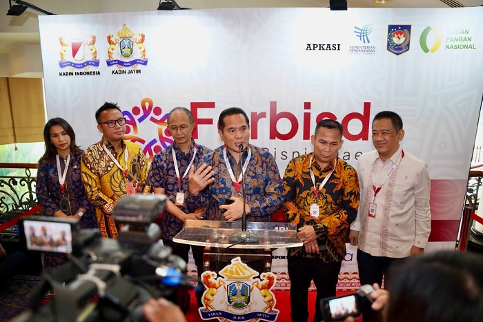 UNGGUL: Waketum Bidang Pengembangan Otonomi Daerah Kadin Indonesia, Sarman Simanjorang (empat dari kiri) berbicara mengenai potensi produk Indonesia Timur di Forbisda di Surabaya, Kamis (19/9).