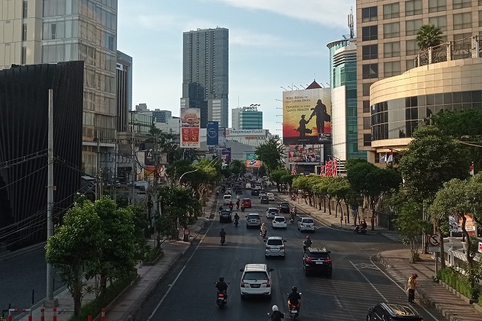 RAMAI: Jalan Basuki Rahmat dikenal sebagai pusat Kota Surabaya, sehingga diincar banyak brand untuk meletakkan iklannya.