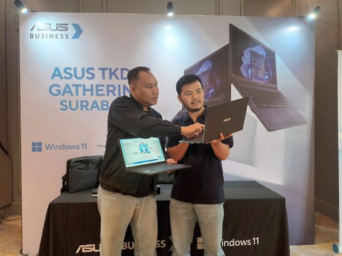 BARU: Commercial Product Marketing ASUS Indonesia Aldy Ramadiansyah (kanan) menjelaskan mengenai ExpertBook B1, lapstop pertama ASUS dengan TKDN di Atas 40 Persen.
