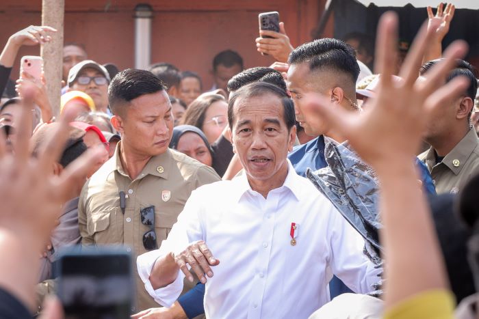 RIUH: Presiden Jokowi saat blusukan di Pasar Dukuh Kupang dalam rangka kunker ke Surabaya, Jumat (20/9).
