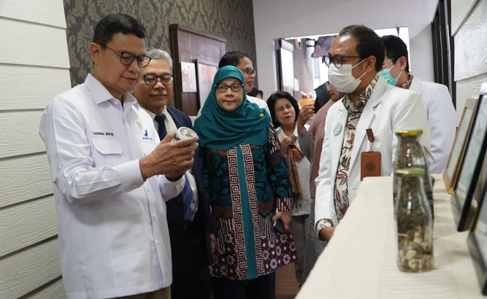 SIAP: Kepala BPOM Prof. Tarunan Ikrar mengunjungi RS Unair didampingi Prof. Ni Nyoman Tri Puspaningsih dan Direktur RSUA Prof. Nasronudin.