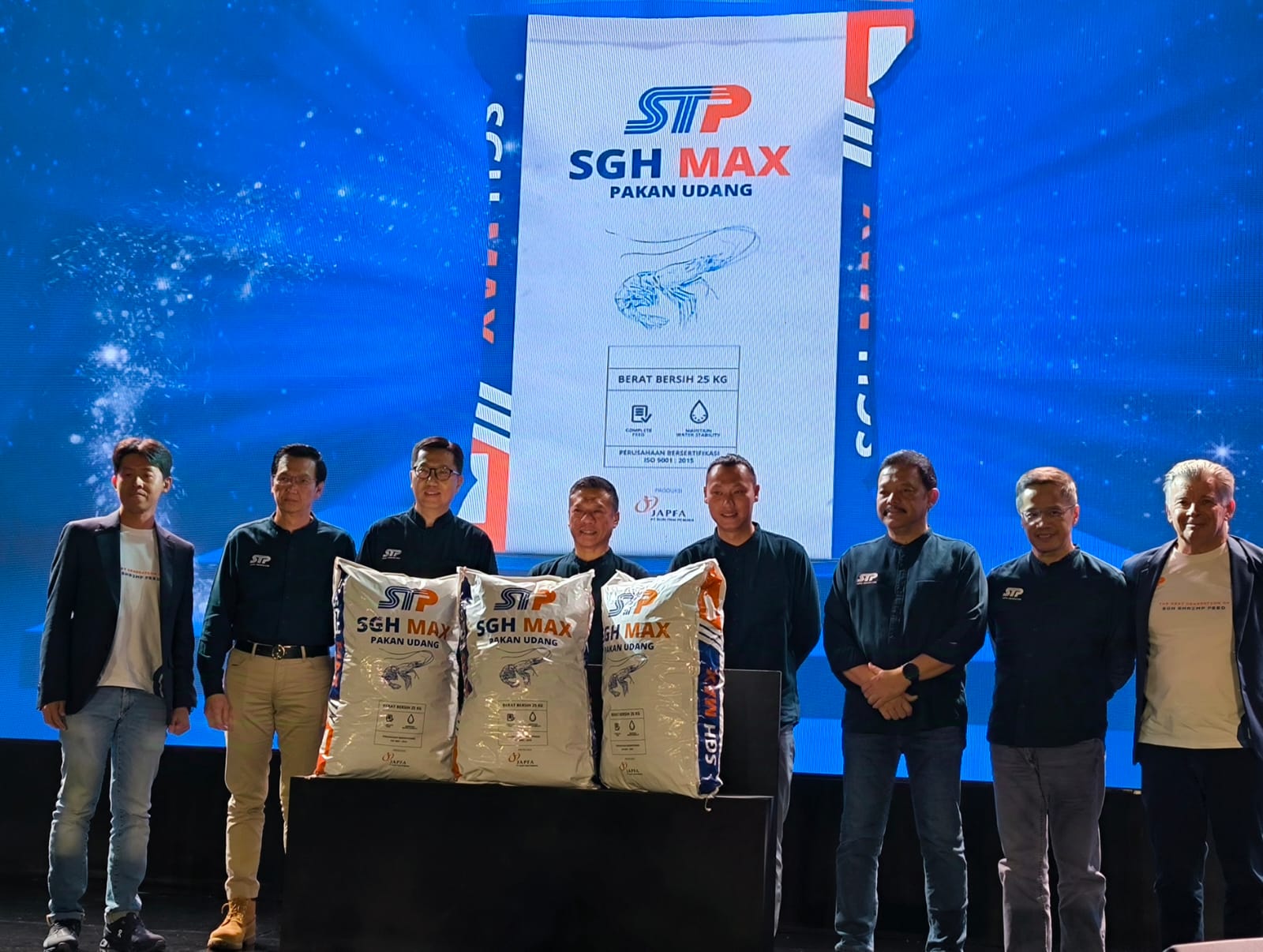 PRODUK BARU: Ardi Budiono (empat dari kiri) bersama Erwin Suwendi (kiri) dan Top Manajemen Japfa dan STP saat launching produk pakan udang terbaru SGH Max.
