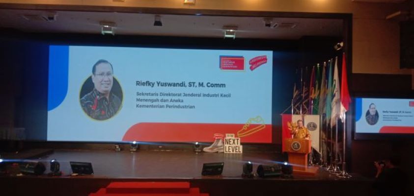 PAPARAN: Sekretaris Direktorat Jenderal Industri Kecil Menengah dan Aneka Kementerian Perindustrian Riefky Yuswandi membuka Indonesia Footwear Creative Competition (IFCC) 2024 di Universitas Ciputra.