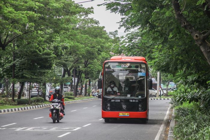 TRANSPORTASI: Armada bus listrik Trans Semanggi rute Purbaya &ndash; Kenjeran Park saat melintas di kawasan Jalan Ir Soekarno (MERR), Surabaya, belum lama ini.