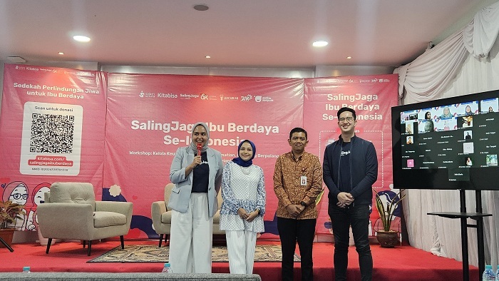 LITERASI KEUANGAN: Bryan Silfanus (dua dari kanan) dan Annisa Steviani (kiri) bersama ibu-ibu muda dalam workshop keuangan Saling Jaga Ibu Berdaya yang digelar Asuransi Kitabisa.