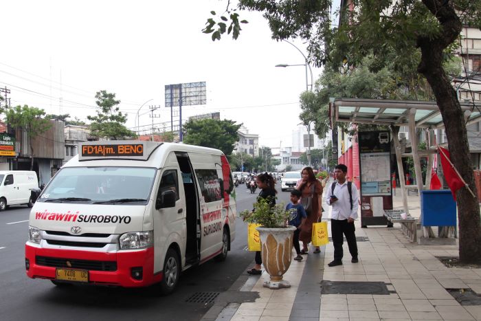 FAVORIT: Feeder WiraWiri menjadi favorit warga Surabaya karena armadanya bisa keluar masuk perkampungan.