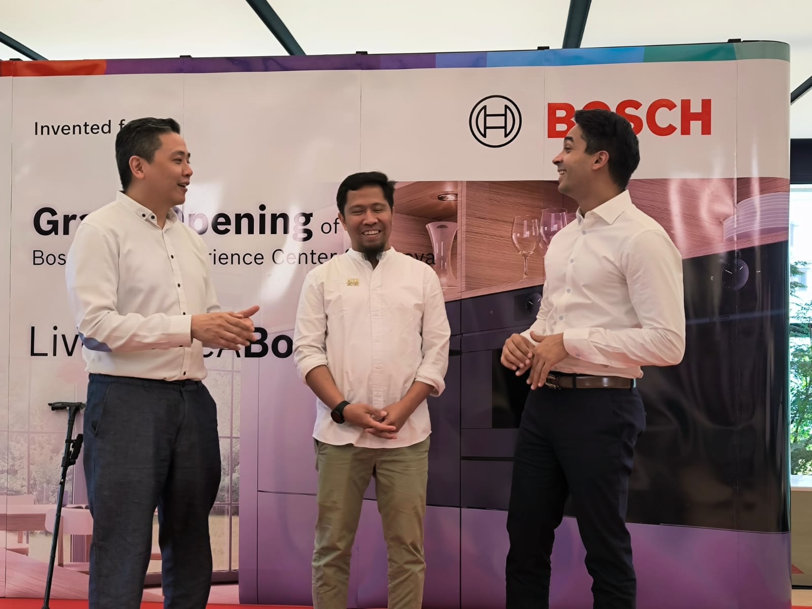 SEGMEN PREMIUM: Dari kanan: Anil Narula, AB Mappaturi dan Dennis Rahardja menjelaskan peluang pasar yang bisa digarap dengan hadirnya Bosch Home Experience Center di Surabaya.