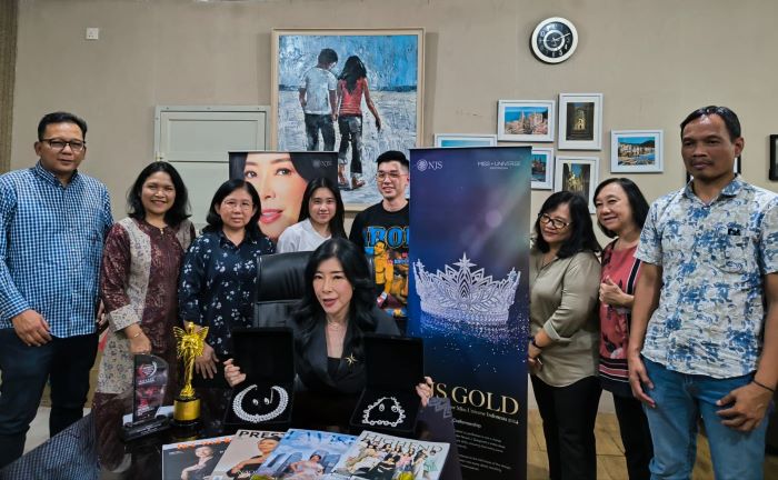 MAHKOTA TERATAI: Naomi Julia Soegianto (tengah depan) bersama Tim desain dan produksi NJS Gold yang sukses mempersembahkan Mahkota Teratai Nusantara dalam event Miss Universe Indonesia 2024.