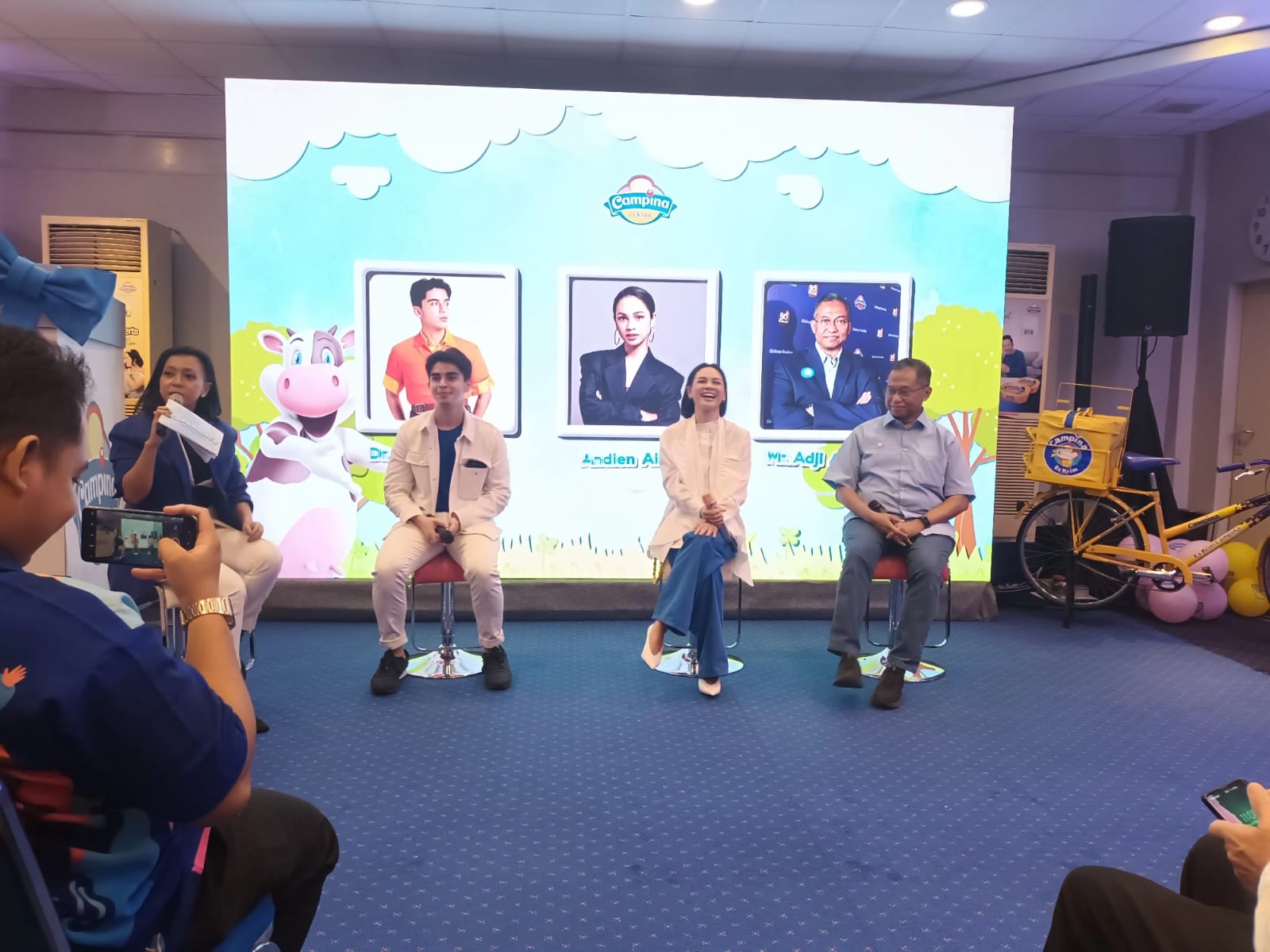 BAHAS KESEHATAN: Dari kiri, dr. Ayman Alatas, Andien, dan Direktur Marketing PT Campina Ice Cream Industry Tbk Adji Anjono di acara mini talkshow dalam rangka Iceperience, Selasa (24/9).