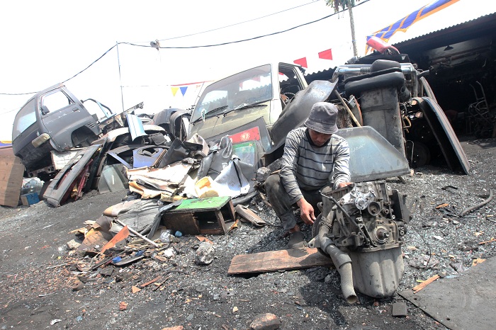 KERJA: Salah satu lapak di Pasar Dupak Rukun atau Pasar Loak Surabaya yang akan segera direvitalisasi.
