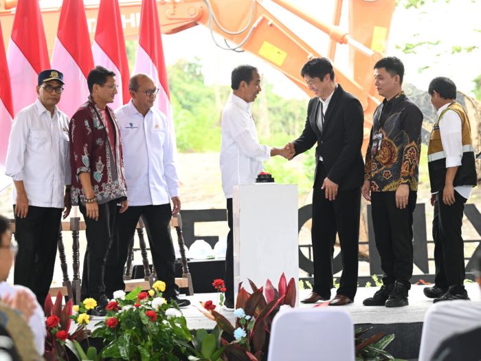 INVESTASI: Presiden Joko Widodo (Jokowi) melakukan peletakan batu pertama (groundbreaking) pembangunan Delonix Nusantara, di Ibu Kota Nusantara, Kalimantan Timur, Rabu (25/9).