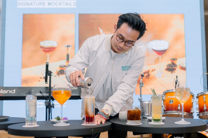 RAPI: Ade Herlambang, R&D PT PT Excelso Multi Rasa, dengan koktail racikannya khusus untuk Societe.