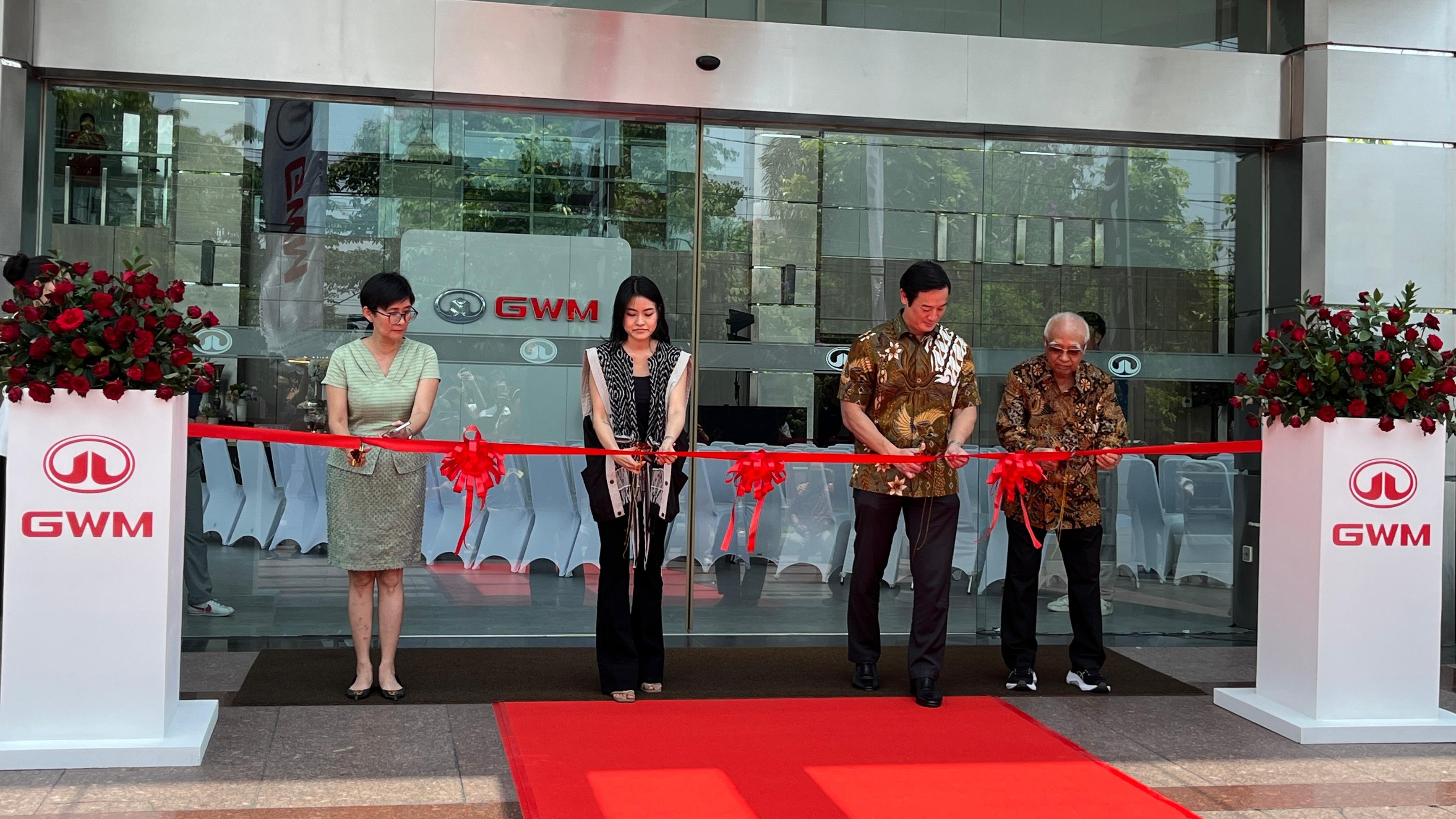 GRAND OPENING: Jajaran manajemen GWM Indonesia memotong pita sebagai tanda peresmian dealer GWM Jemursari, Kamis (26/9).