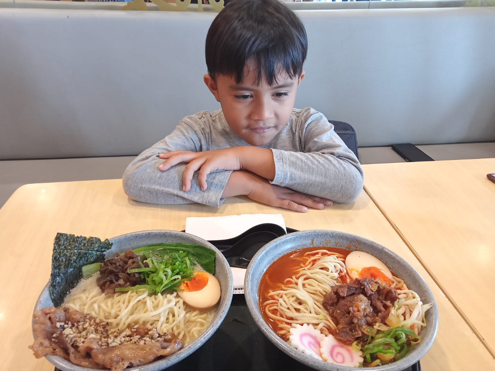 NIKMAT: Ramen di Gokana Ramen & Teppan bisa dinikmati oleh seluruh keluarga, termasuk buah hati kita.