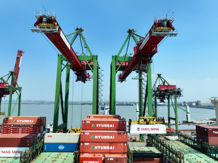 SIBUK: Aktivitas di PT Terminal Teluk Lamong yang terletak di antara dua pelabuhan besar, yaitu Pelabuhan Gresik di Barat dan Pelabuhan Tanjung Perak di Timur.