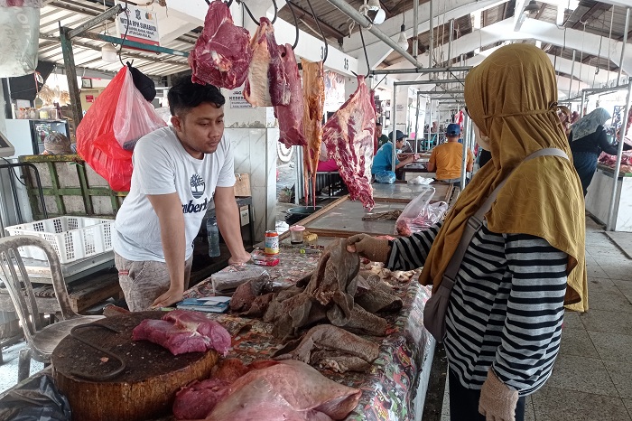 HARGA NORMAL: Salah satu warga belanja daging. Rumah Potong Hewan (RPH) mendatangkan sapi dari luar daerah untuk memenuhi kebutuban pemotongan di Surabaya.