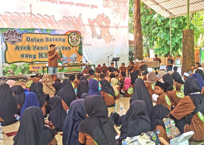 BAHAGIA BERSAMA: Puluhan anak yatim piatu bersuka ria saat diajak mengunjungi Kebun Binatang Surabaya (KBS).