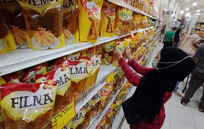 BELANJA: Harga minyak goreng kemasan, baik yang sederhana maupun premium, di Surabaya, hari ini mulai naik.