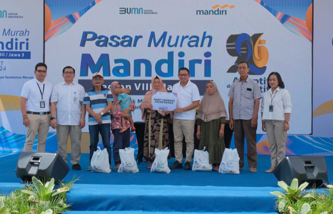 BERBAGI: Hendra Wahyudi, RCEO Bank Mandiri Region VIII (empat dari kanan) menyerahkan Paket Sembako Pasar Murah Mandiri, didampingi Rommy Jhonson, Regional Credit & Business Development Head (kiri).