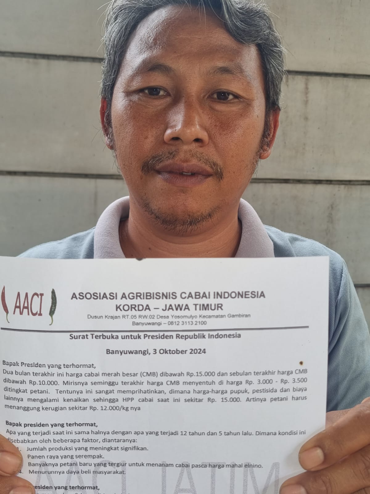WADUL: Ketua Asosiasi Agribisnis Cabai Indonesia Korda Jawa Timur Nanang Triatmoko menunjukkan surat yang dikirimkan kepada presiden.