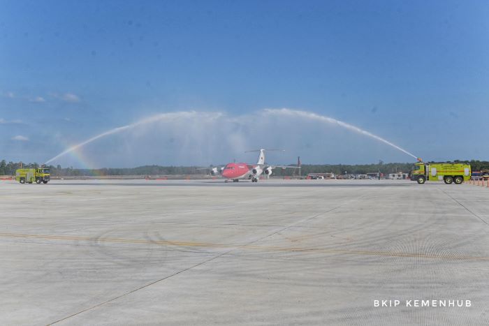 MULUS: Pesawat Kepresidenan dengan tipe RJ85 sukses mendarat di Bandara Nusantara, akhir September lalu.