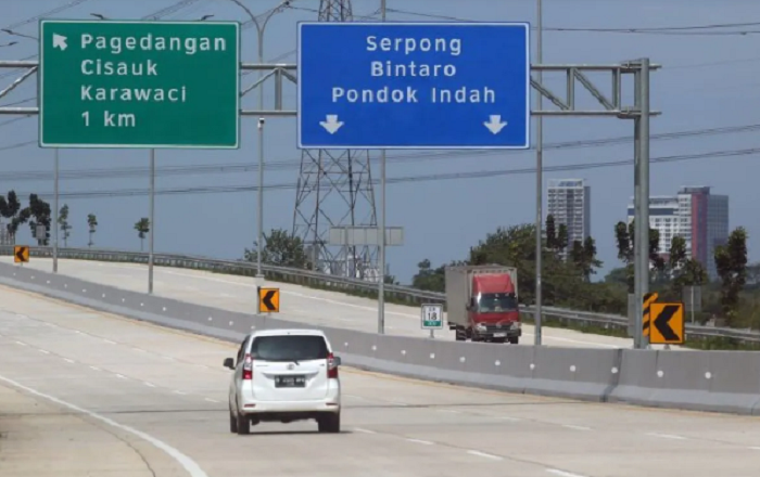 BEBAS HAMBATAN: Kendaraan roda empat melintas di jalan tol Serpong Balaraja (Serbaraja) Seksi 1B (Simpang Susun CBD - Simpang Susun Legok) di kawasan Pagedangan, Tangerang, Banten, Senin (30/9).