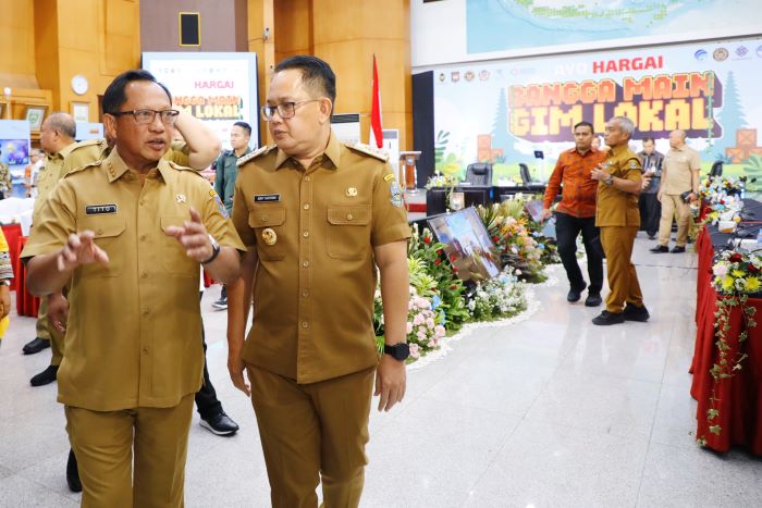 MERAPAT: Pj Gubernur Jatim Adhy Karyono (kanan) bersama Mendagri Tito Karnavian di sela Rakor Percepatan Pengembangan Industri Gim Nasional di Kantor Kemendagri Jakarta, Senin (7/10).