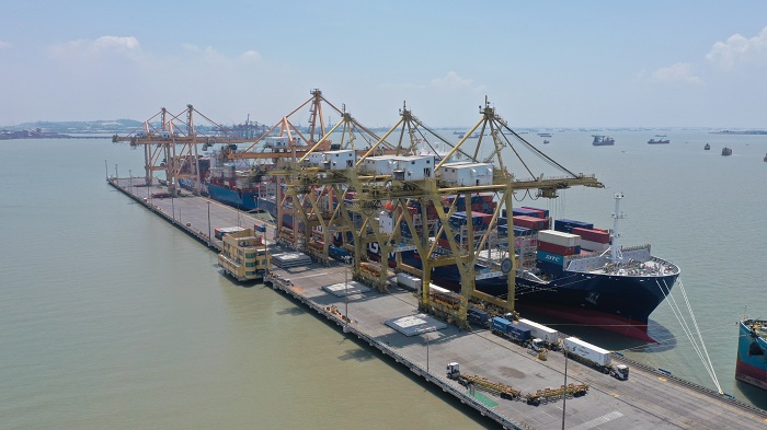 PENTING: Aktivitas bongkat muat kegiatan perdagangan ekspor maupun impor di PT Terminal Petikemas Surabaya (TPS).