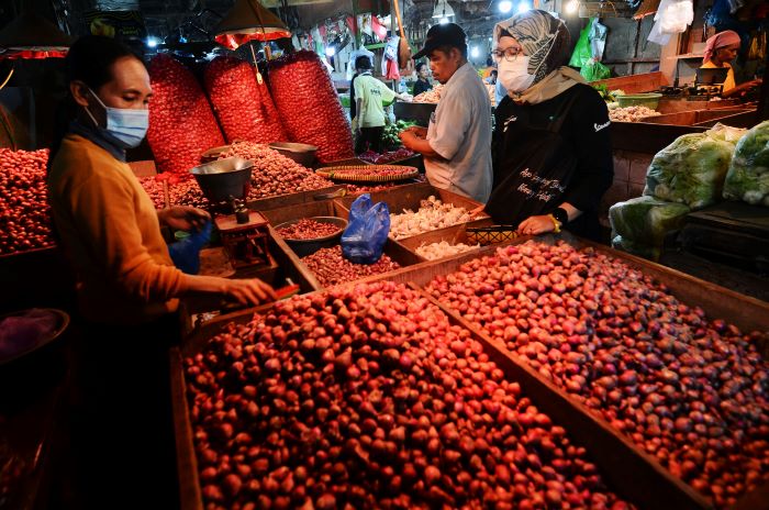TURUN: Harga bawang merah di pasar tradisional Surabaya hari ini, Rabu (9/10), turun menjadi Rp 21.244 per kilogram.