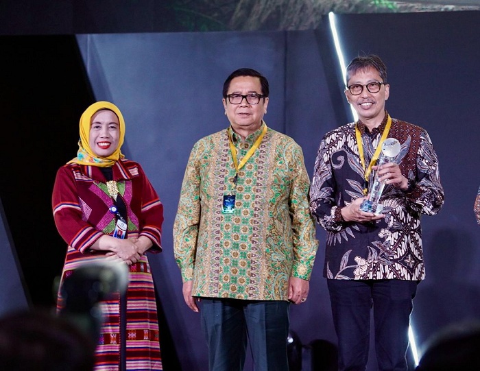 SELAMAT: Penghargaan sebagai juara satu di ajang Annual Report Award (ARA) 2023 diterima Direktur Utama Bank Jatim Busrul Iman (kanan).