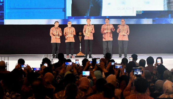 TANTANGAN GLOBAL: Presiden Jokowi memainkan angklung tanda dibukanya Trade Expo Indonesia (TEI) ke-39 Tahun 2024 yang digelar di Hall Nusantara, ICE BSD, Kabupaten Tangerang, Rabu (9/10).