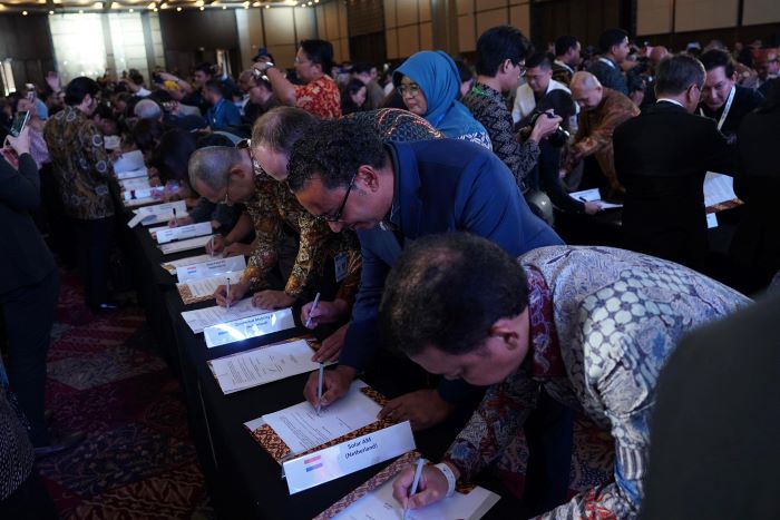 KOMPAK: Penandatanganan 183 komitmen dagang senilai USD 15,32 miliar antara pelaku usaha Indonesia dan importir dari 20 negara, Rabu (9/10).