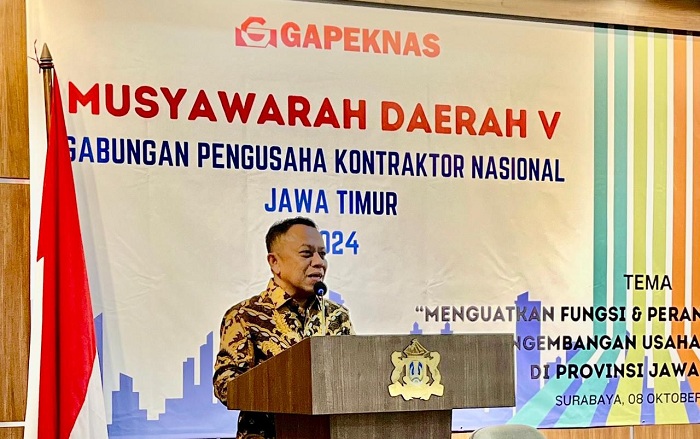 PIDATO: Ketua Umum DPP Gapeknas Ricky Conrad Tigor P Siahaan menekankan pentingnya percepatan sertifikasi tenaga konstruksi saat menghadiri Musda V DPD Gapeknas Jawa Timur di Surabaya, Selasa (8/10).