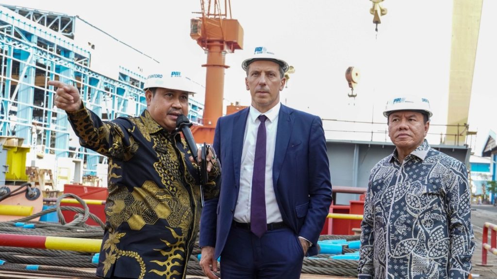KOMPAK: COO PT PAL Indonesia menjelaskan mengenai fasilitas galangan kapal PT PAL Indonesia kepada Dubes Prancis H.E Fabien Penone bersama CMO PT PAL Indonesia.