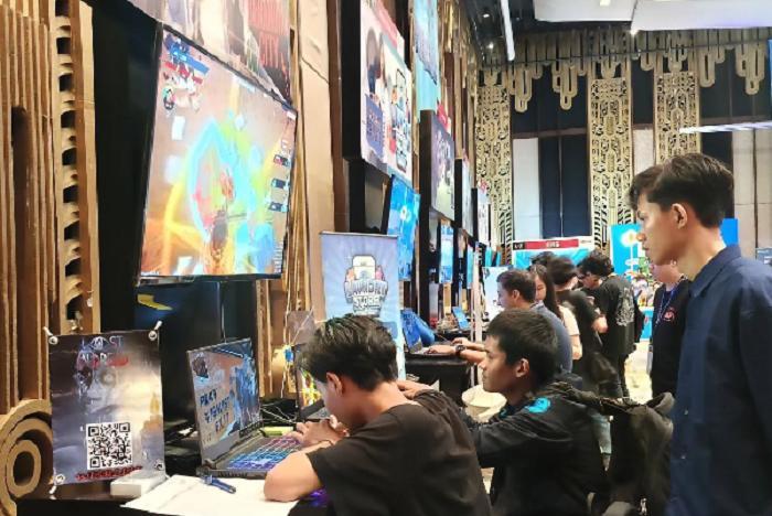 MINAT: Masyarakat umum mencoba gim yang ada di booth Indonesia Game Developer Exchange (IGDX) di Kuta, Kabupaten Badung, Bali, Kamis (10/10.