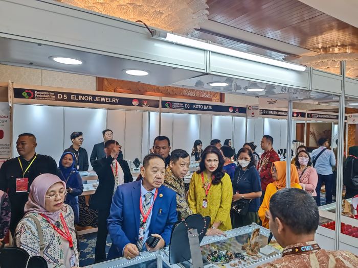 MERIAH: Surabaya International Jewellery Fair 2024 digelar di Ballroom Hotel Shangri-La mulai hari ini, Kamis (10/10), hingga 13 Oktober 2024.
