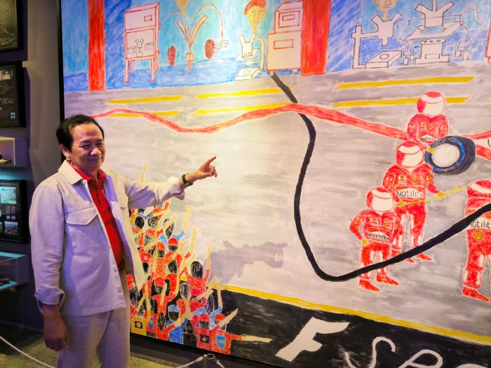PAMERAN TUNGGAL: dr. Aucky Hinting menunjukan karya seninya dalam pameran tunggal yang digelar di Aucky Hinting Art House RS Ferina Surabaya.