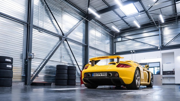 PRESISI: Bersama dengan mitra jangka panjangnya, Michelin, Porsche telah mengembangkan ban baru untuk Carrera GT, mobil sport super yang diproduksi sebanyak 1.270 unit antara tahun 2003 dan 2006.  &nbsp;